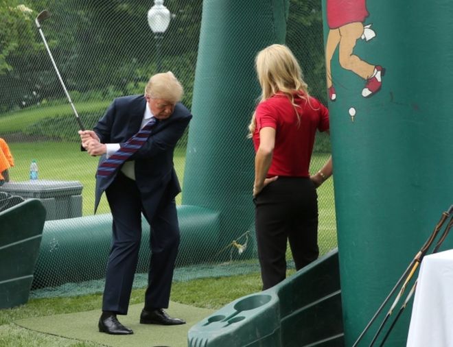 Мистер Трамп размахивал гольф-клубом во время мероприятия на лужайке Белого дома