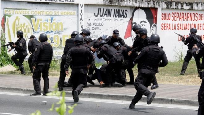 Мужчина задержан полицией, когда он принимает участие в акции протеста против незаконченных общественных работ в Колон-Сити, Панама, 13 марта 2018 года.