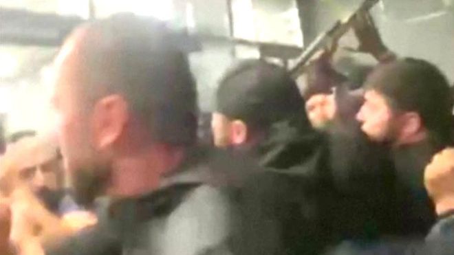 Толпа в аэропорту Махачкалы