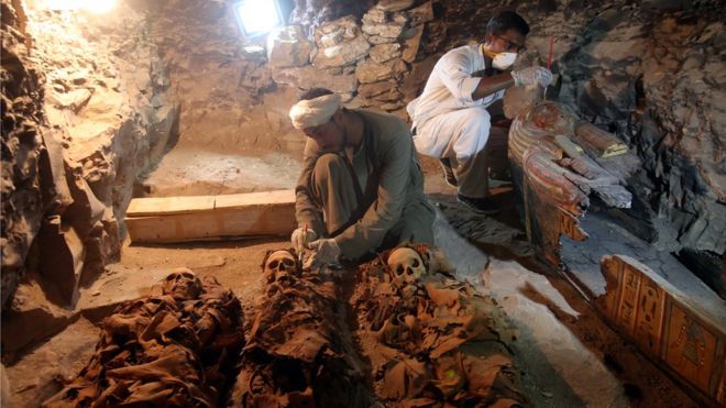 Египетские археологи работают над мумиями у недавно обнаруженной гробницы в некрополе Драа Абул Нагаа, Западный берег Луксора, в 700 км к югу от Каира, Египет, 9 сентября 2017 года