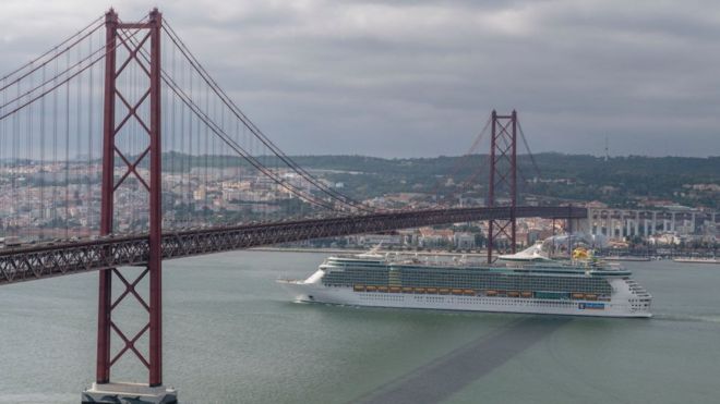 Круизный лайнер Royal Caribbean в Лиссабоне, Португалия