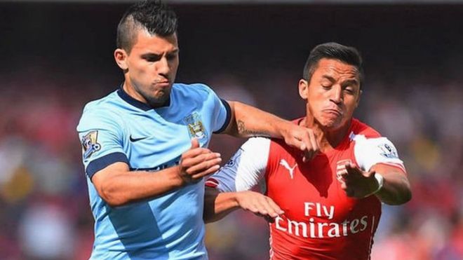 Mshambuliaji wa Manchester City Aguerro akikabiliana na mwenzake wa Arsenal Sanchez