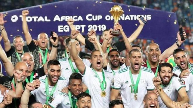 لاعبو الجزائر يحتفلون بالفوز