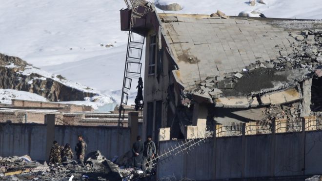 Афганские офицеры безопасности осматривают район обрушившегося здания разведывательного управления Афганистана в Вардаке, Афганистан, 21 января 2019 года