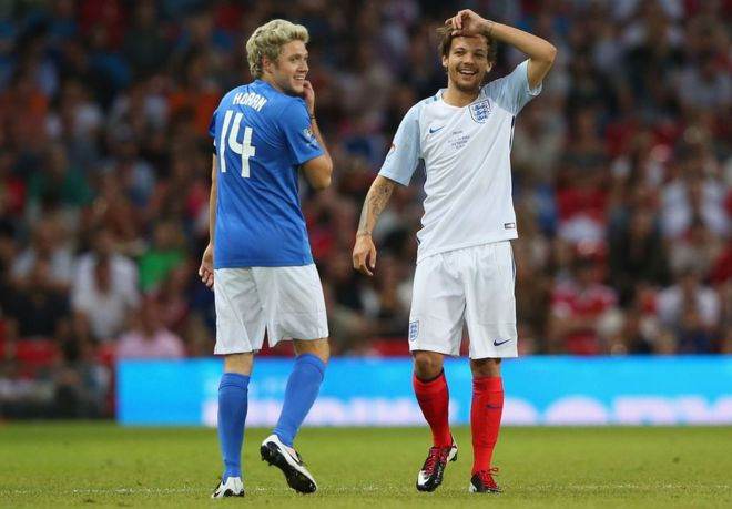 Найл Хоран и Луи Томлинсон играют в Soccer Aid в 2016 году.