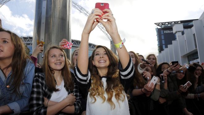 Zoella позирует для селфи на красной дорожке на BBC Radio 1 Teen Awards, 2014