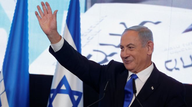 Likud party leader Benjamin Netanyahu waves as he addresses his supporters at his party's election headquarters (2 November 2022)