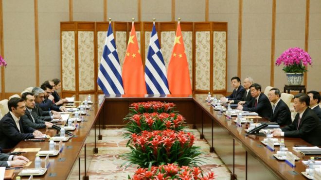Премьер-министр Греции Алексис Ципрас (слева) беседует с президентом Китая Си Цзиньпином (справа) в преддверии форума «Пояс и дорога» в Пекине 13 мая 2017 года