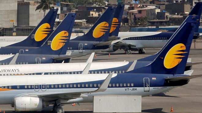 Самолеты Jet Airways находятся на стоянке в международном аэропорту имени Махараджа Шатрапати в Мумбаи