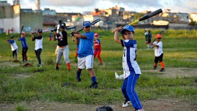Кубинские дети занимаются бейсболом на поле в Гаване