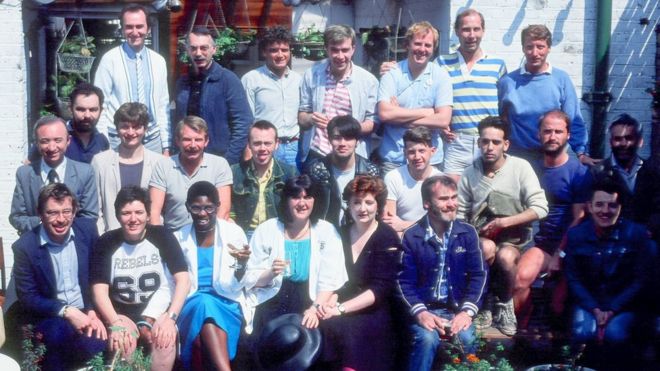 Лиза Пауэр с другими волонтерами Switchboard в гей-пабе в Ислингтоне в 1984 году