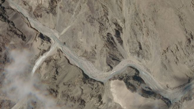 Спутниковый снимок, сделанный над долиной Галван в Ладакхе, Индия, часть которого оспаривается с Китаем, 16 июня 2020 года, в этом раздаточном материале, полученном от Planet Labs