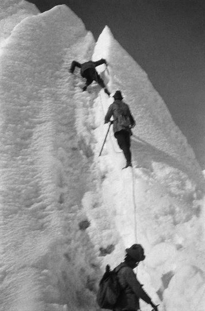 Джордж Мэллори ведет альпинистов по чистой стене из снега и льда