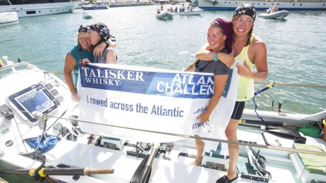 Ники Доуг, 45 лет, Хелен Баттерс, 45 лет, Фрэнсис Дэвис, 47 лет, и Джанет Бенадди, 51 год, с плакатом на борту их лодки
