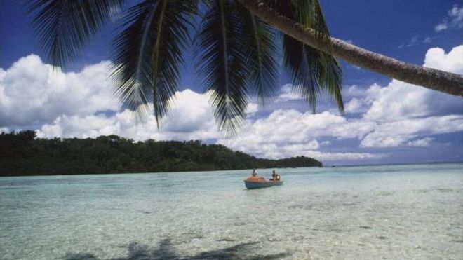 На снимке с 2000 года изображены воды столицы Соломоновых островов Хониары.