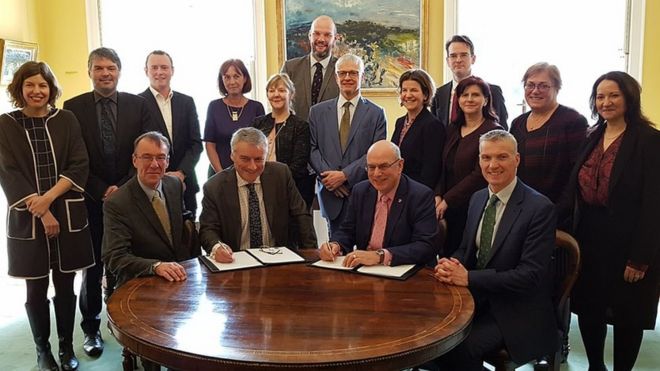 Тринити-колледж Дублинский проректор Патрик Прендергаст и вице-канцлер профессор сэр Дэвид Иствуд подписывают соглашение о партнерстве в области стратегических исследований и образования.