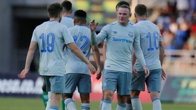 Rooney na wachezaji wenzake wa Everton baada ya kuisaidia timu hiyo kuilaza Gor Mahia ya Kenya