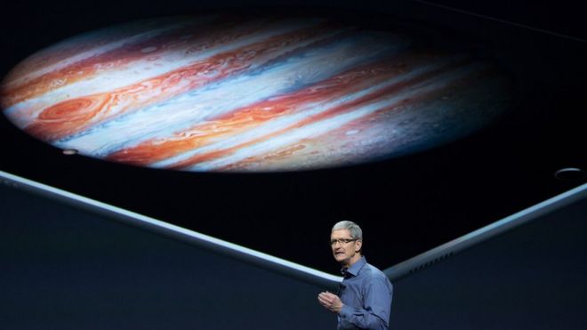 Тим Кук перед дисплеем, показывающим iPad Pro при запуске 9 сентября