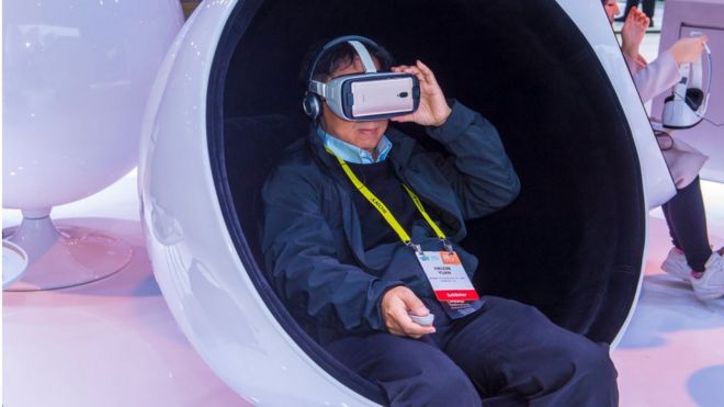 Мужчина в гарнитуре VR на выставке