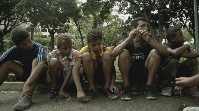 Все больше детей в Венесуэле оказываются на улицах.