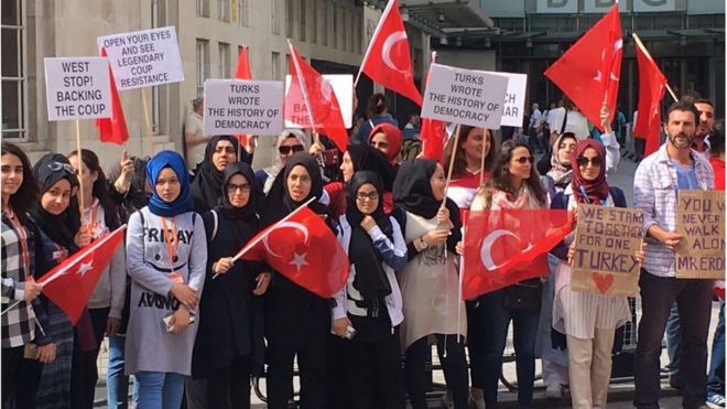 Группа турецких студентов, которые живут в Лондоне, держат плакаты с надписью «Западная остановка! поддерживая переворот »,« Откройте глаза и увидите легендарное сопротивление перевороту »,« Вы никогда не пойдете один, мистер Эрдоган », когда они собираются перед штаб-квартирой Британской радиовещательной корпорации в