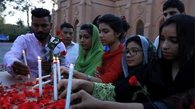 жители Шри-Ланки ставят свечи в память о погибших
