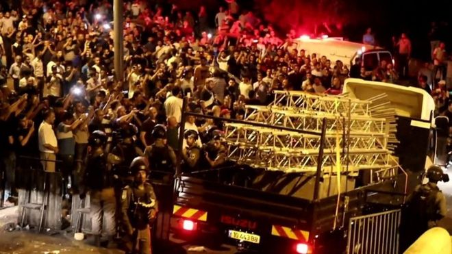 الفلسطينيون يحتفلون بازلة إسرائيل للبوابات الحديدية