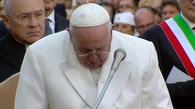 Папа розплакався, молячись за Україну