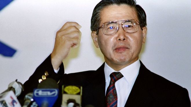 Fujimori habla ante los medios el 8 de abril de 1992.