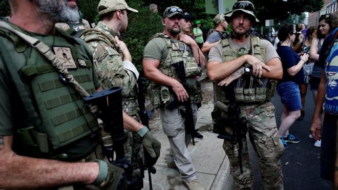 Члены белой милиции сторонников превосходства стоят возле митинга в Шарлоттсвилле, штат Вирджиния