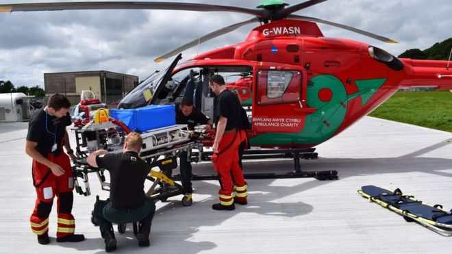 Сотрудники Wales Air Ambulance с новым инкубатором