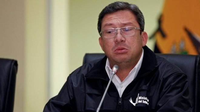 Министр внутренних дел Эквадора Сезар Навас подтверждает похищение двух человек на границе с Колумбией во время пресс-конференции в Кито 17 апреля 2018 года.