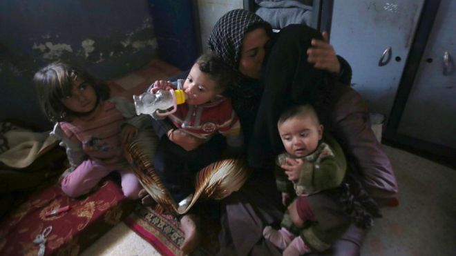 عائلة سورية فارة من شرق حلب