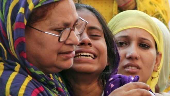 Родственники Мухаммеда Ахлака скорбят после того, как он был убит толпой в понедельник вечером в своей резиденции в городе Дадри, в северном штате Уттар-Прадеш, Индия, 29 сентября 2015 года.