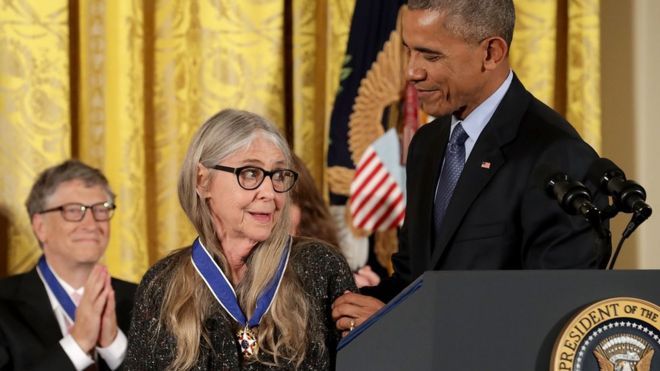 Президент США Барак Обама вручает медаль Свободы пионеру в области компьютерного программного обеспечения Маргарет Гамильтон.