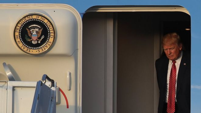 الرئيس ترامب خلال وصوله إلى مظار بالم بيتش، يوم 10 فبراير / شباط 2017، على متن الطائرة الرئاسية "إير فورس وان"