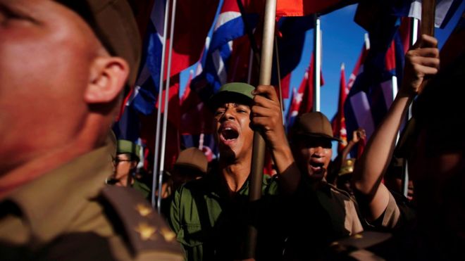 Кубинские солдаты выкрикивают лозунги во время первомайского митинга