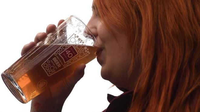 Женщина пьет пиво