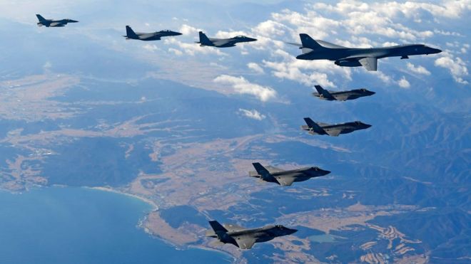 Американские самолеты летают над Корейским полуостровом во время боевых учений Vigilant в декабре 2017 года