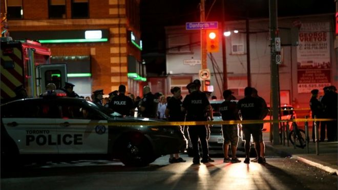 Imagem mostra policiais em área isolada nas proximidades do local onde ocorreu o ataque a tiros em Toronto