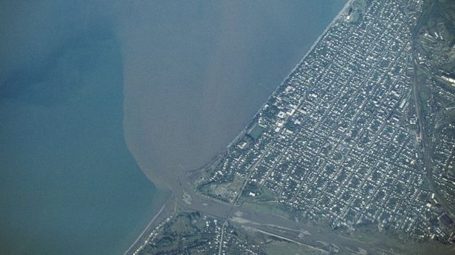 Vista aérea de la contaminación vertiendo en el mar Negro