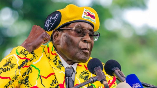 Ex-presidente do Zimbábue, Robert Mugabe, discursa para membros do seu partido