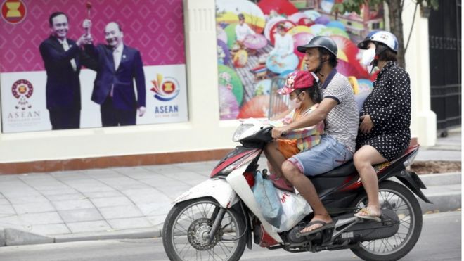 Семья на мотоцикле в Ханое, Вьетнам