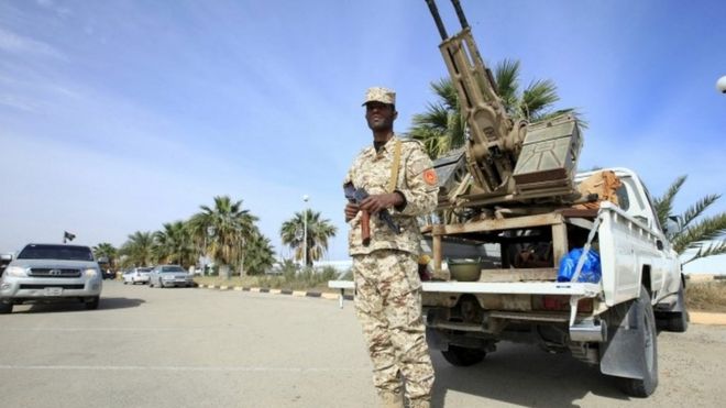 Сотрудник сил безопасности защищает ливийское правительство единства