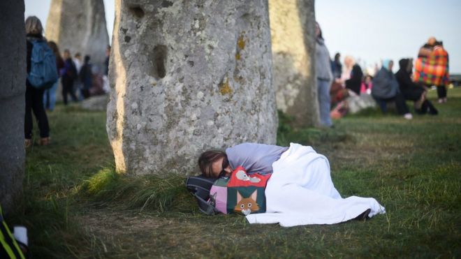 Женщина спит возле Стоунхенджа