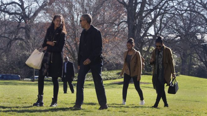 Президент США Барак Обама, дочери Малия (слева) и Саша (2-я слева) и первая леди Мишель Обама возвращаются в Белый дом в Вашингтоне, округ Колумбия, после отдыха на Гавайях.