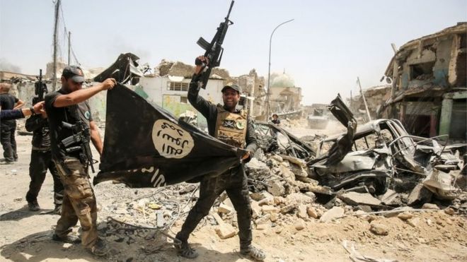 Иракские солдаты в Мосуле держат флаг IS с ног на голову (07/07/17)