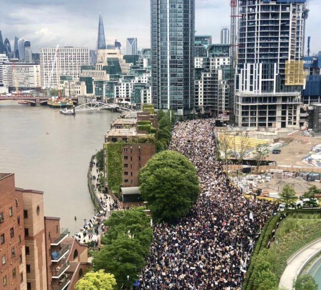 Протестующие собираются возле посольства США на юге Лондона в воскресенье, 7 июня