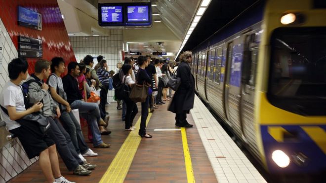 Пассажиры ждут на платформе у центрального железнодорожного вокзала Мельбурна