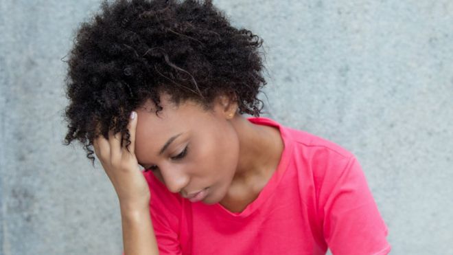 Mulher triste. Eleições 2018: pesquisa indica que maioria dos brasileiros estão tristes em relação ao Brasil